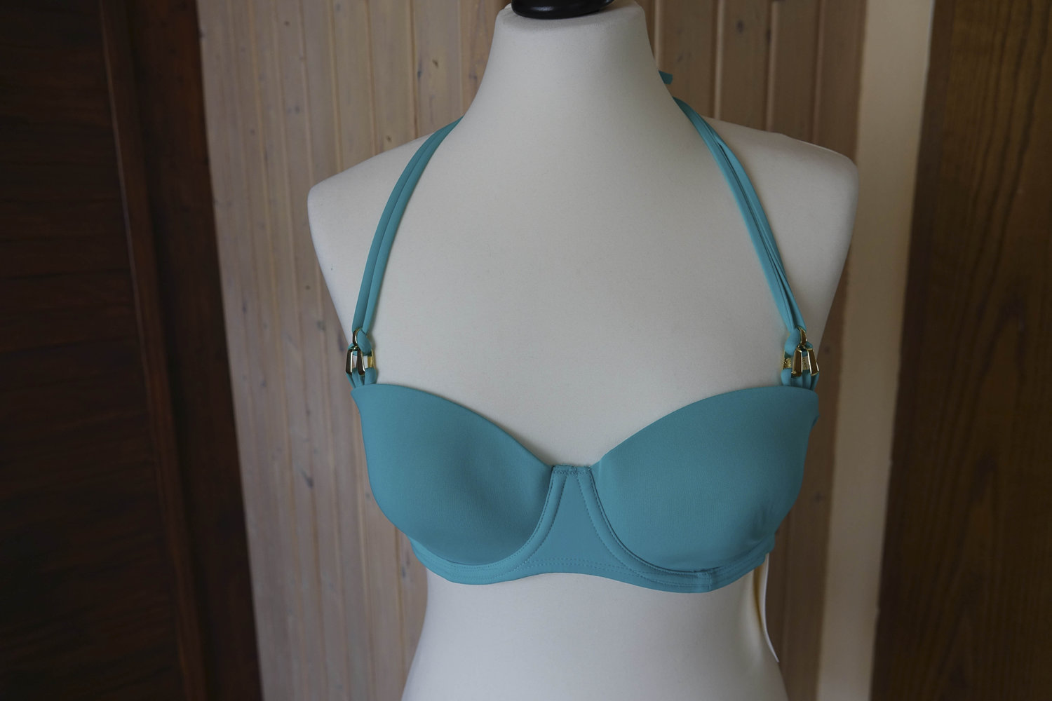 Schicker Türkisfarbener Bikini mit goldenen Accessoires NEU