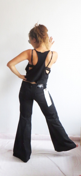 Lässige schwarze Schlaghose Gr. 28 bzw 36 Lackverzierungen bunte Reißverschlüsse