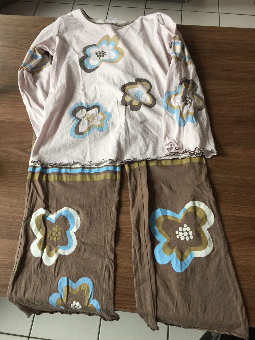 Flower Power-Blumen-Schlafanzug mit Rüschenrand