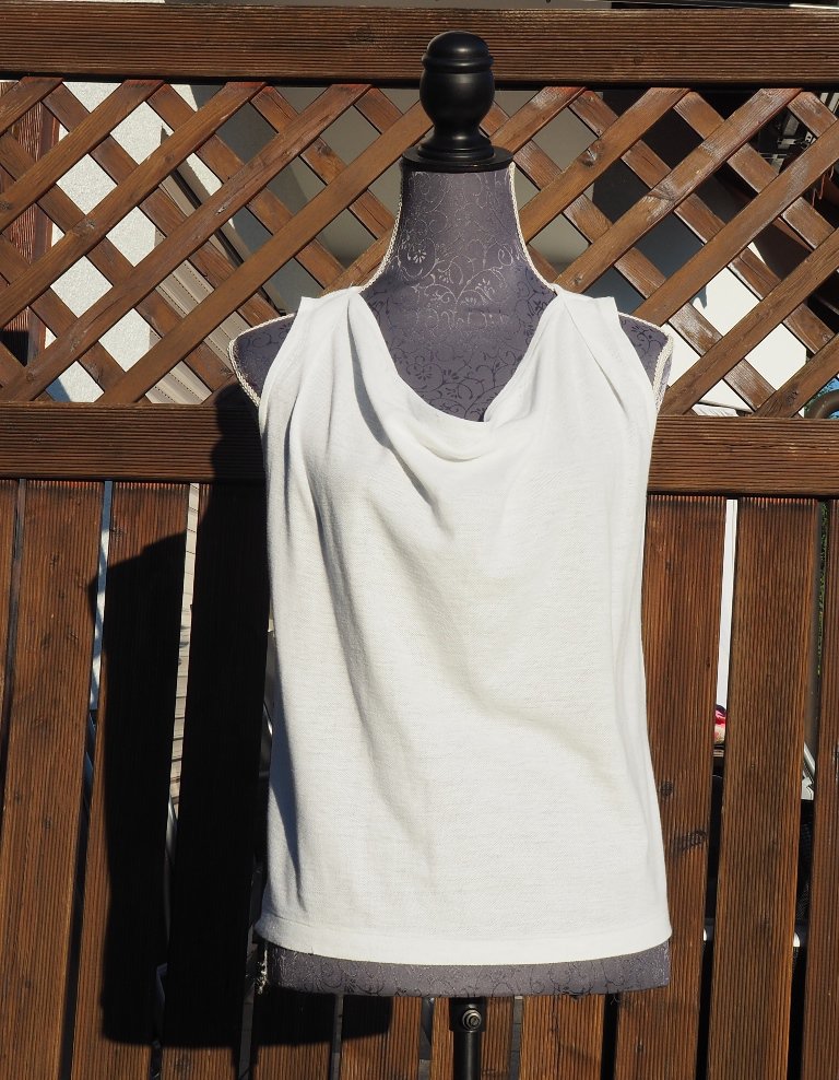 Weißes Top mit Wasserfallausschnitt in Gr. 36