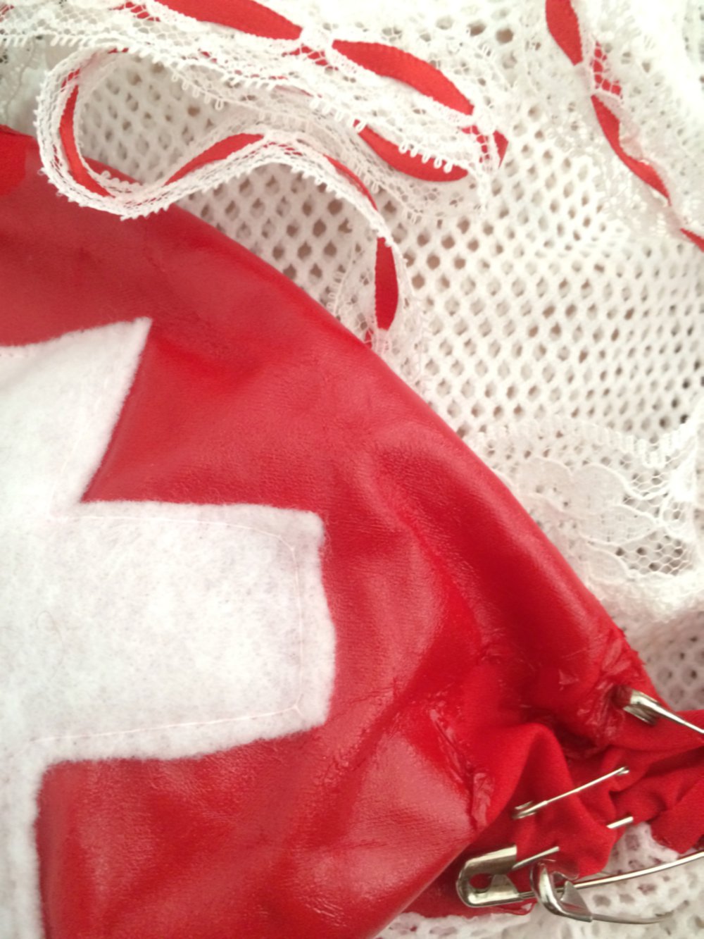 Vintage Retro Grunge Used Look Upcycling Sexy Krankenschwester Nurse Maid Lolita Karneval Netztop Rotes Kreuz in Lack-Optik