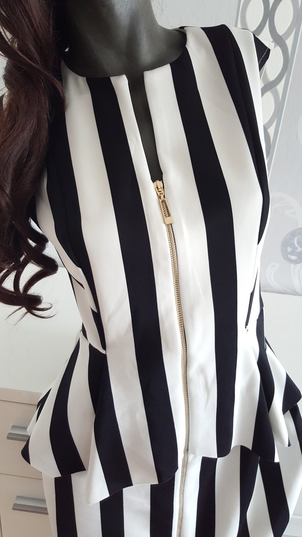 Elegantes Schwarz Weiß Kleid gestreift Reißverschluss gold ausgez. L 40 evtl. auch M 38