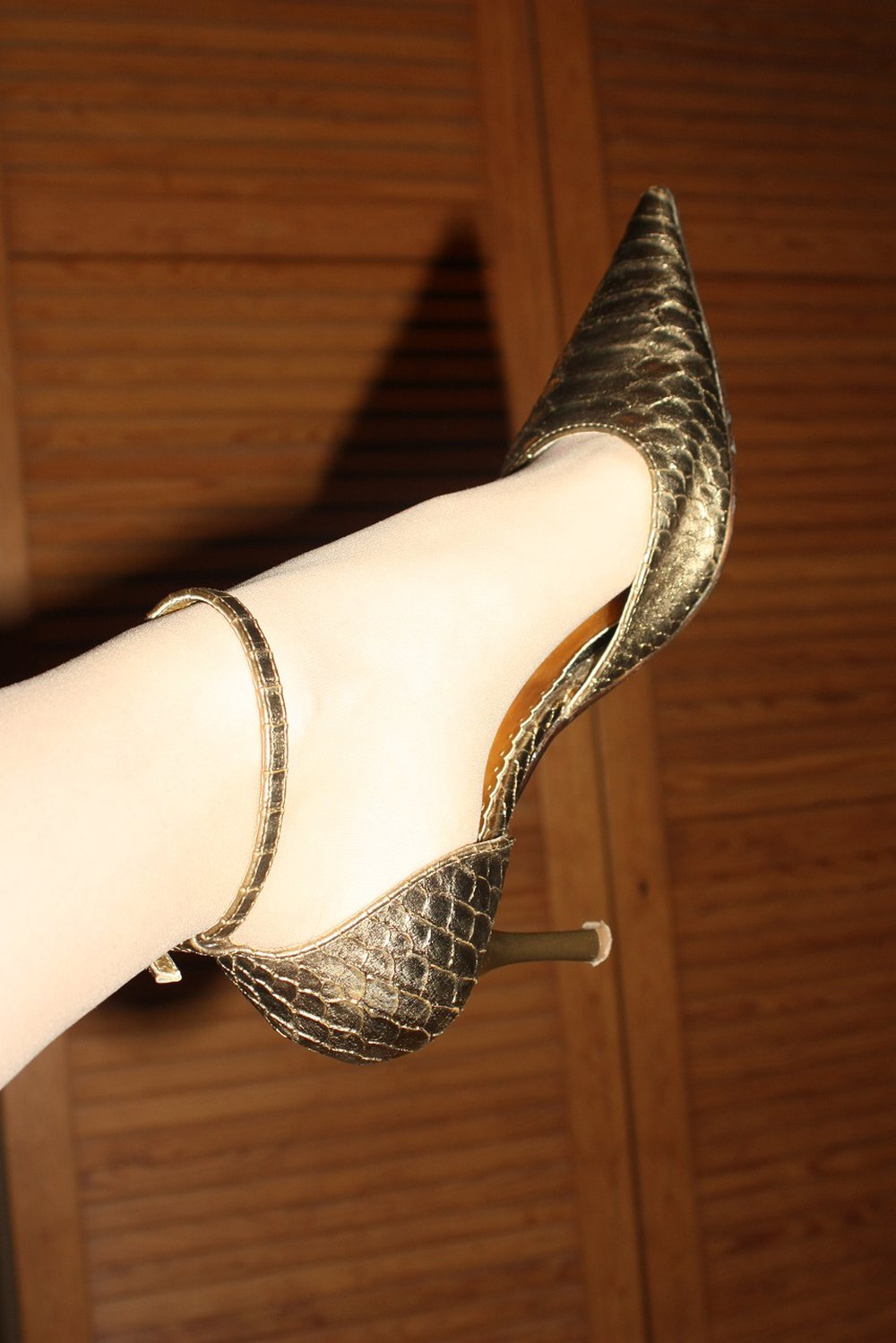 Goldfarbene Pumps, Gr. 39, Riemchen