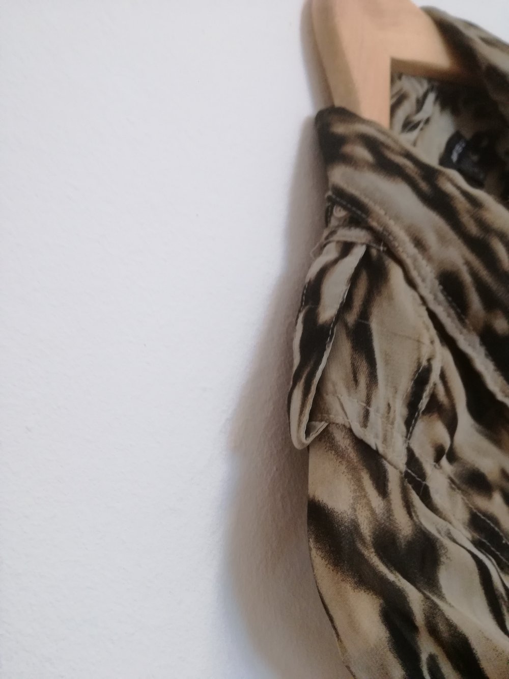 Gemusterte Bluse in Erdtönen