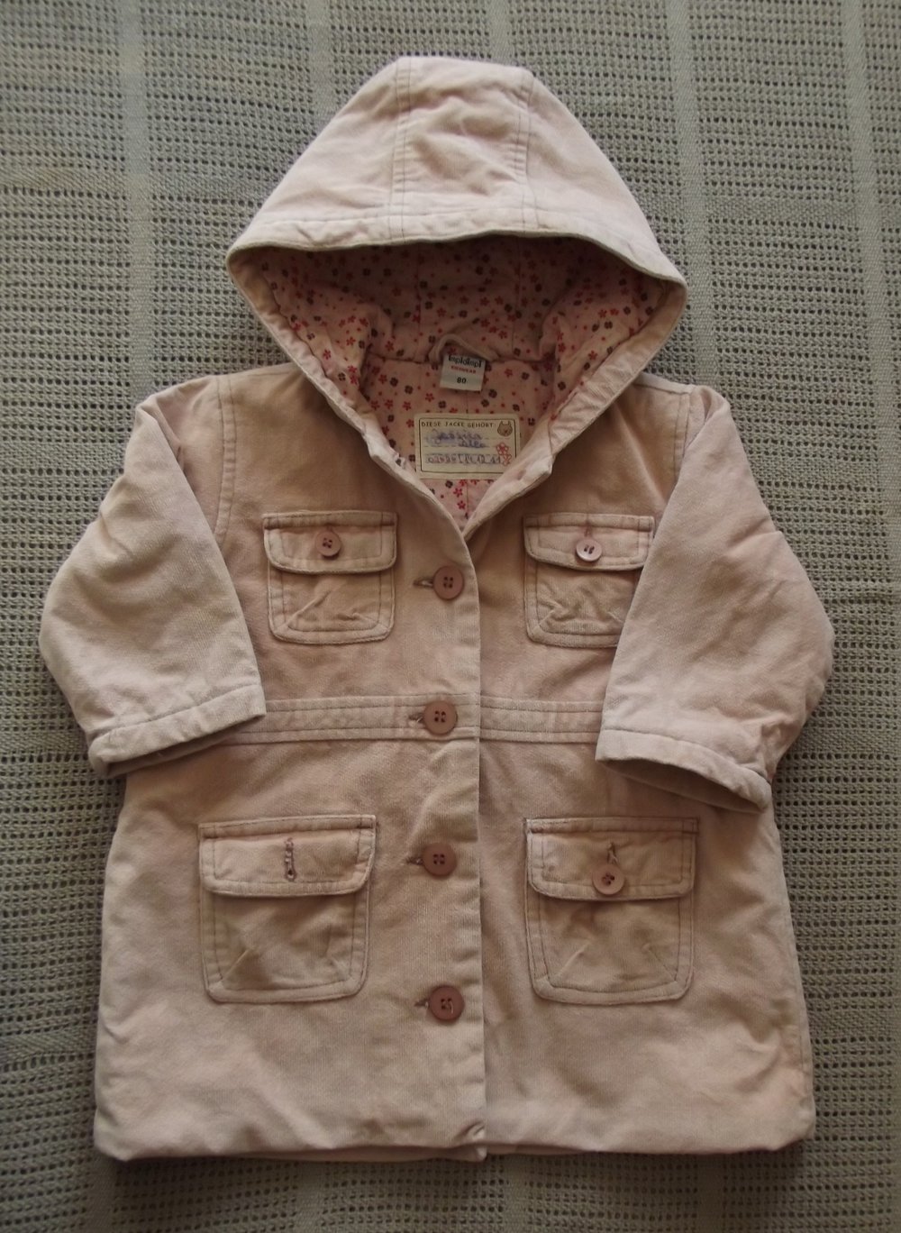 Süßes Mäntelchen mit Kapuze