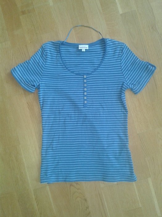 schönes gestreiftes T-Shirt