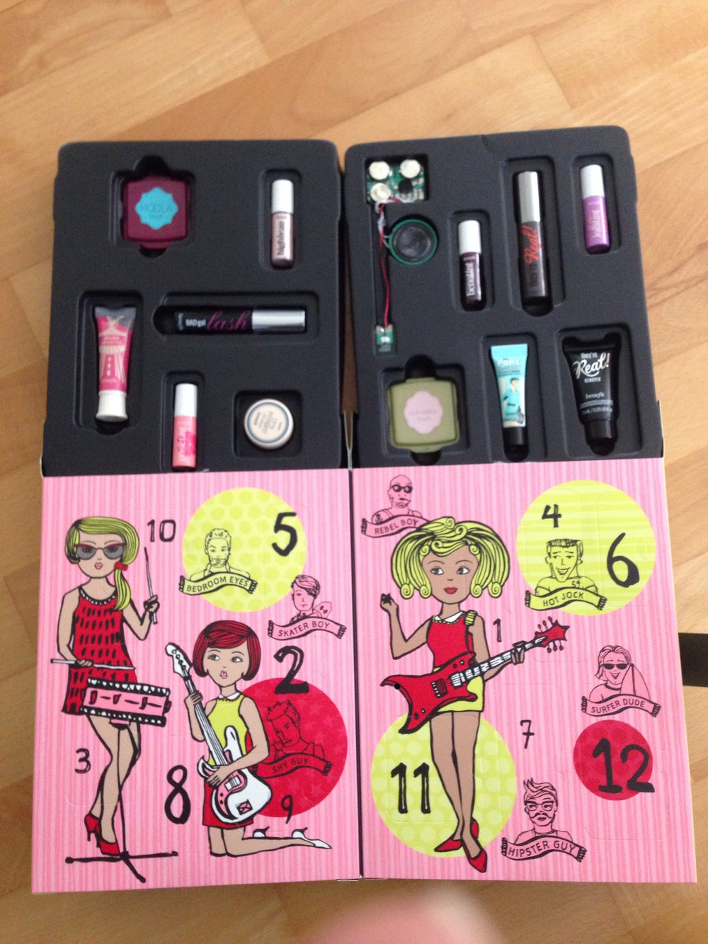 Benefit Girl O\'Clock Rock Set - Limited Edition Holiday \'16

12 Artikel im Set
