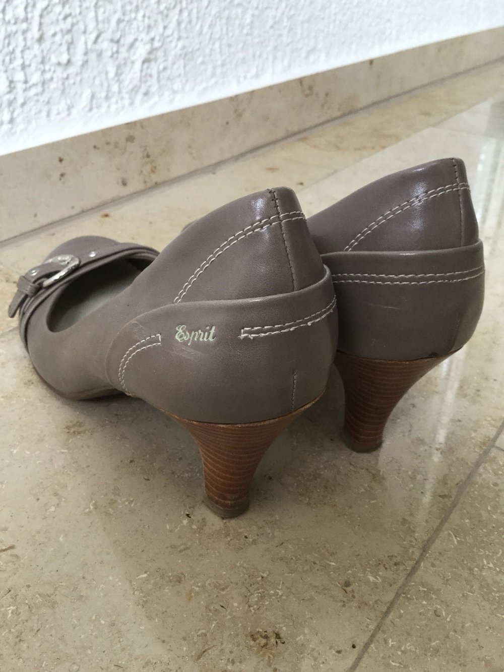 Braun-graue Esprit Pumps