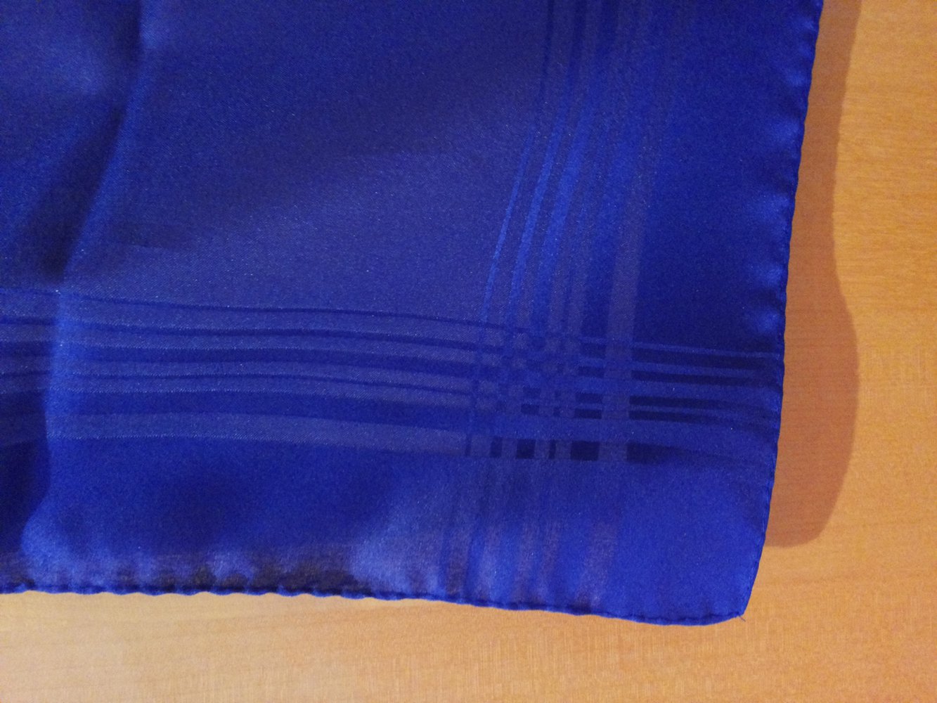 Schlichtes blaues Tuch mit Verzierung