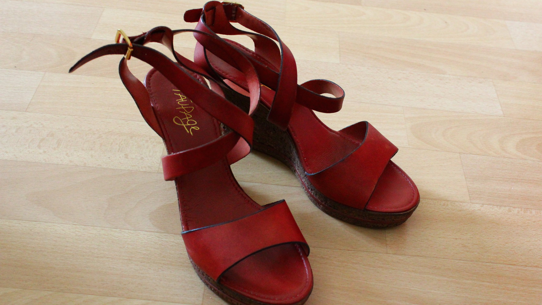 Rot-braune Lederwedges