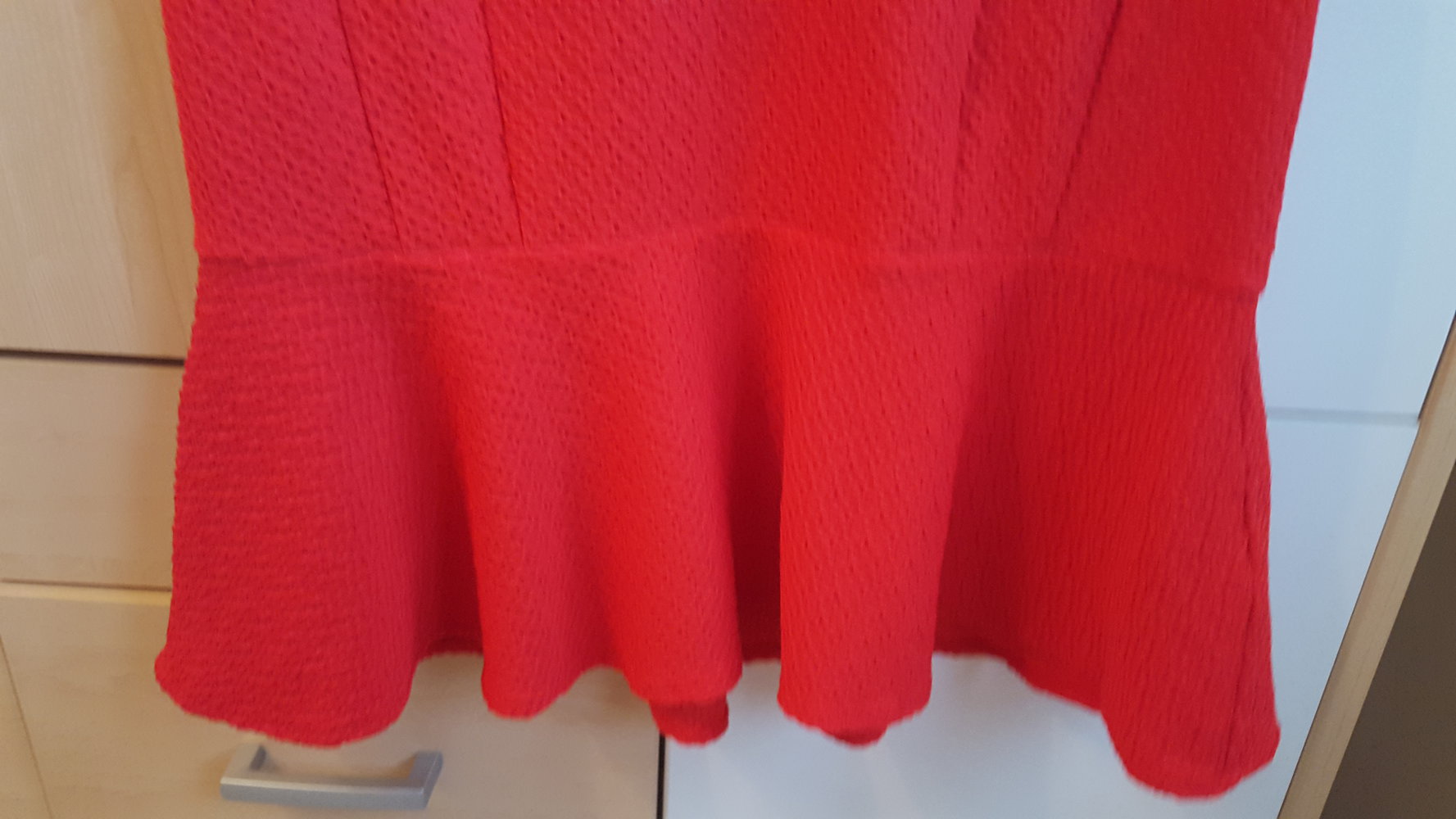 Rotes weitgeschnittenes Schösschen