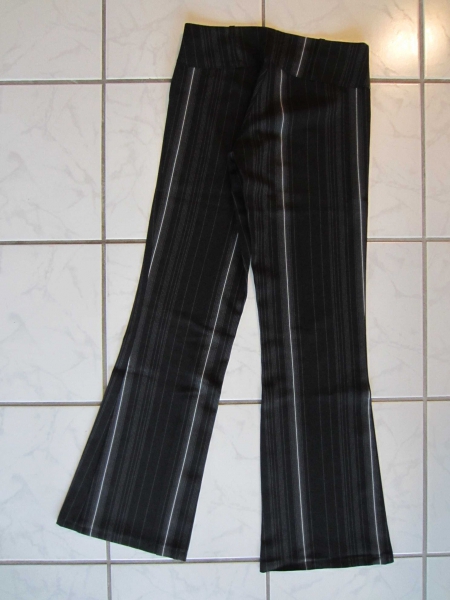 schöne schwarze Stoffhose mit weißen Streifen