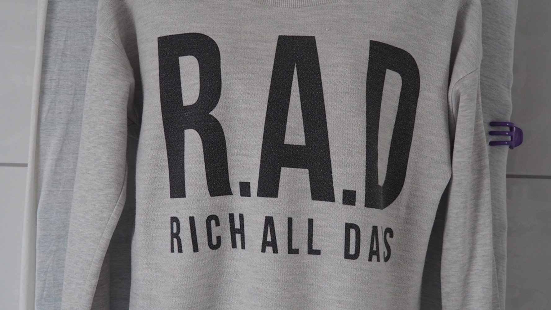 Grauer Pullover mit Aufschrift von Tally Weijl