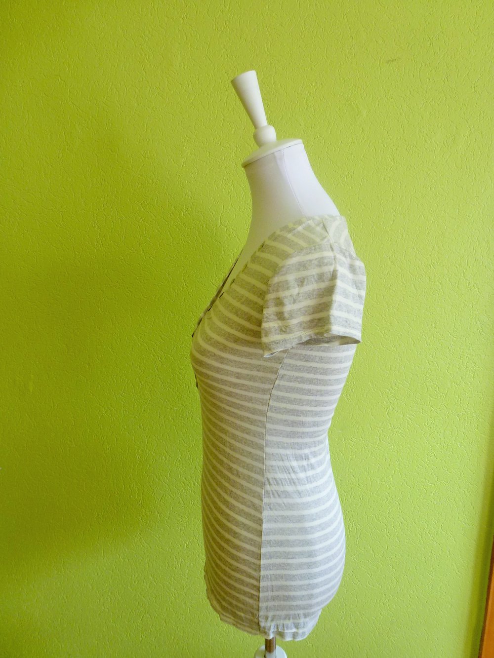 Weiß-Grau gestreiftes T-Shirt von Made in Itary, Gr. S