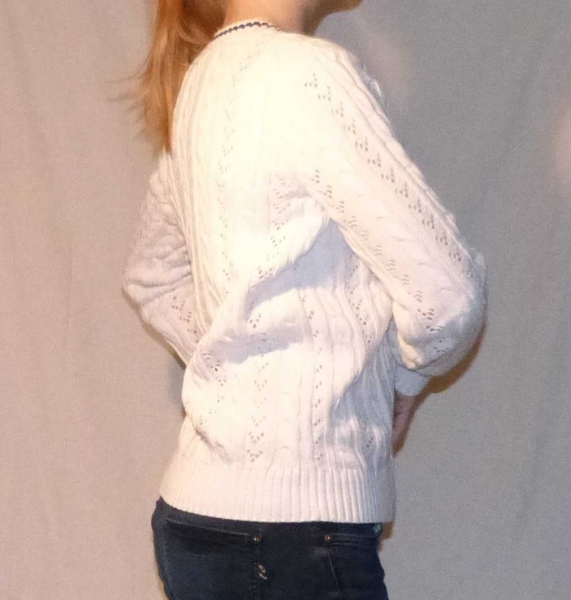 weißer Wollpulli mit blauem Kragen