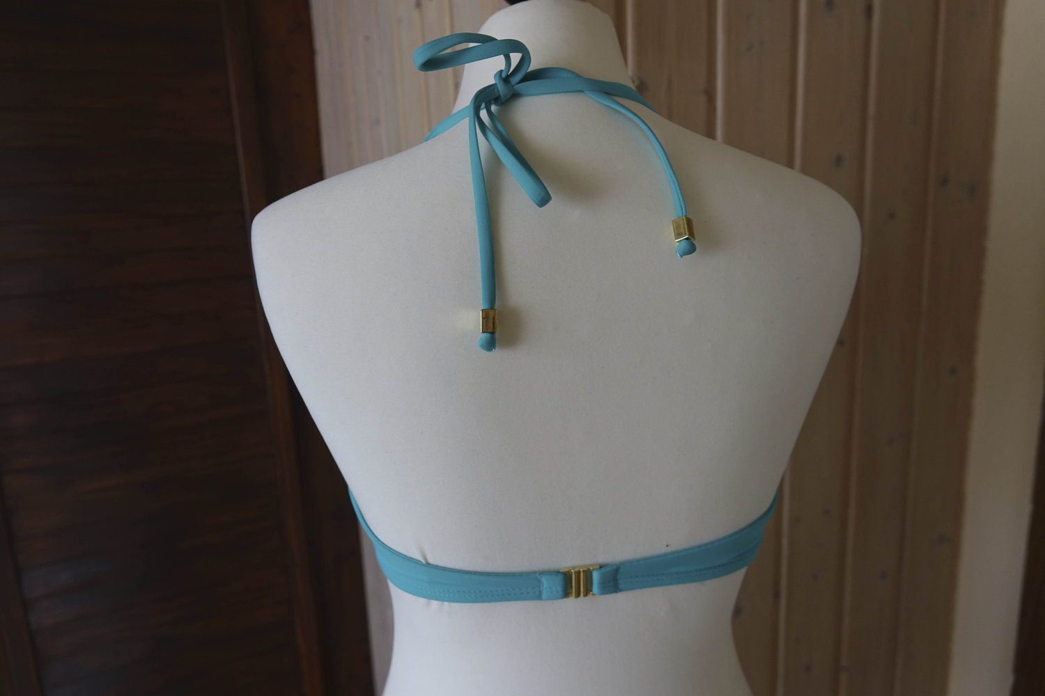 Schicker Türkisfarbener Bikini mit goldenen Accessoires NEU