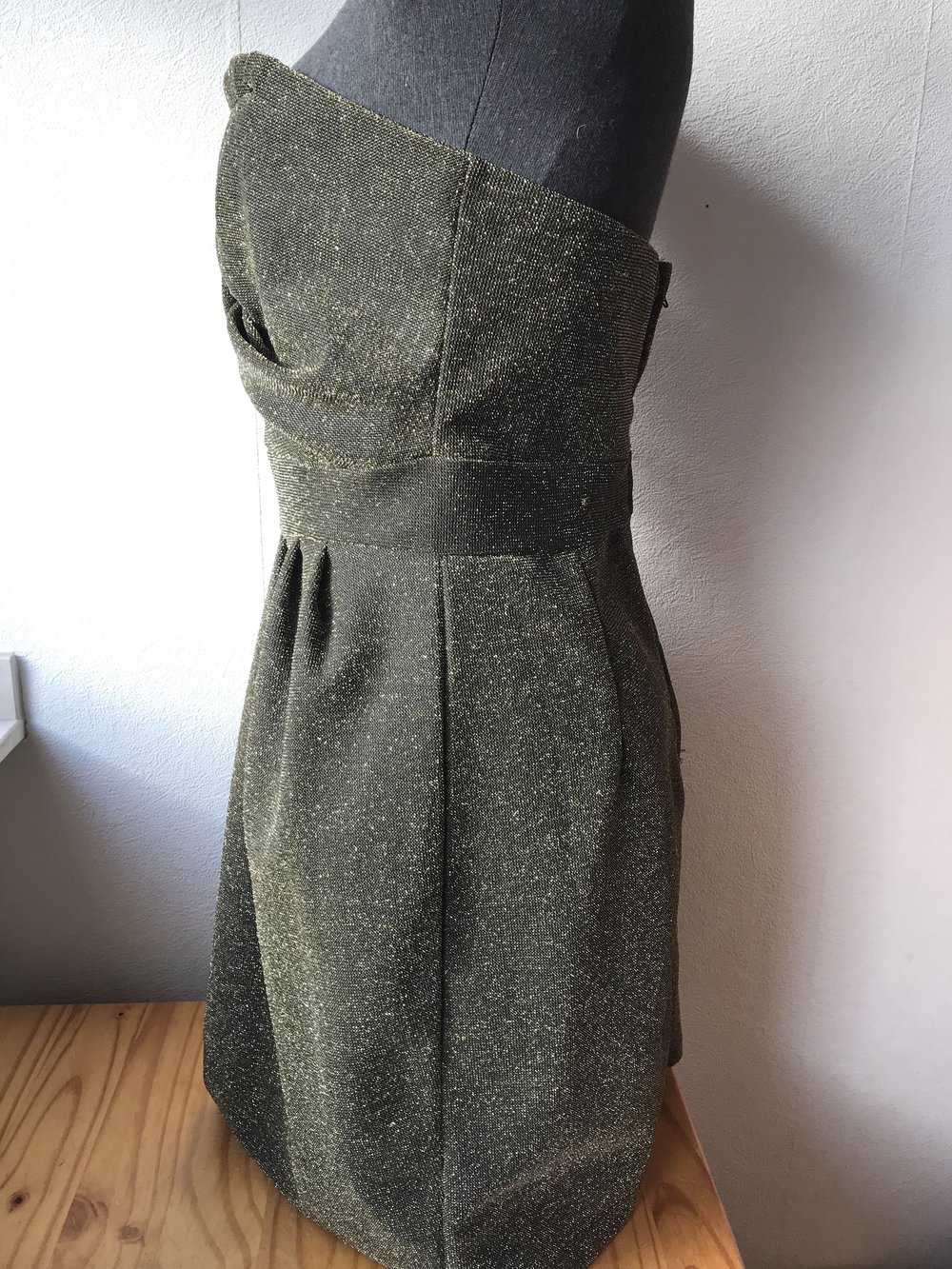 Schulterfreies Glitzerkleid