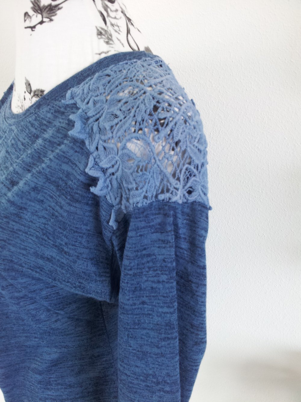 Sweatshirt blau Verzierungen 