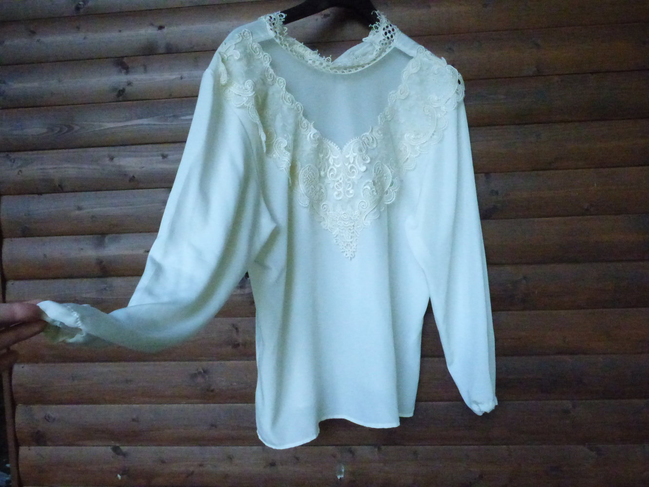 Hübsche Retro-Bluse mit Spitzenkragen