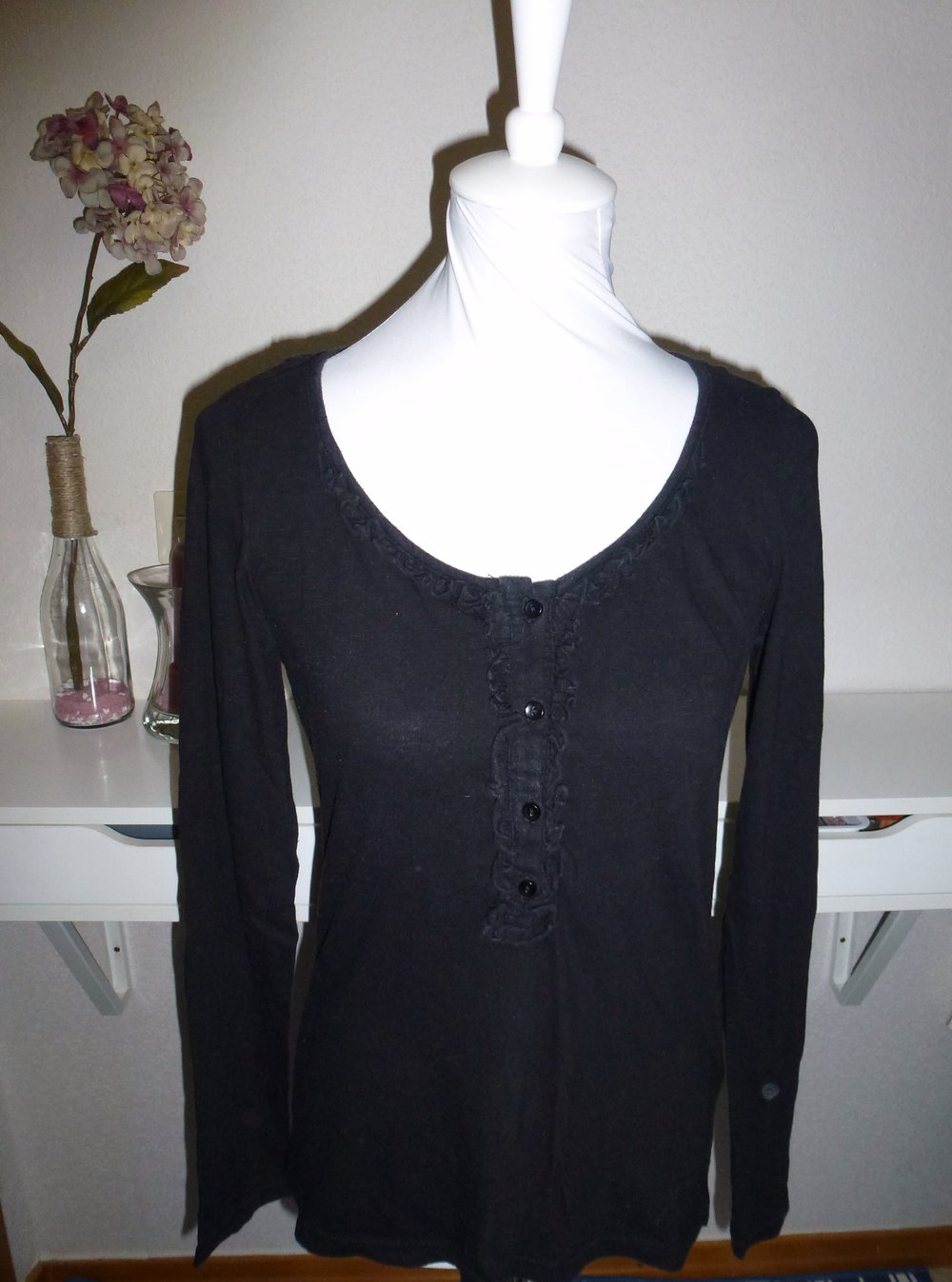 Schönes Oberteil mit Spitzeneinsatz am Rücken