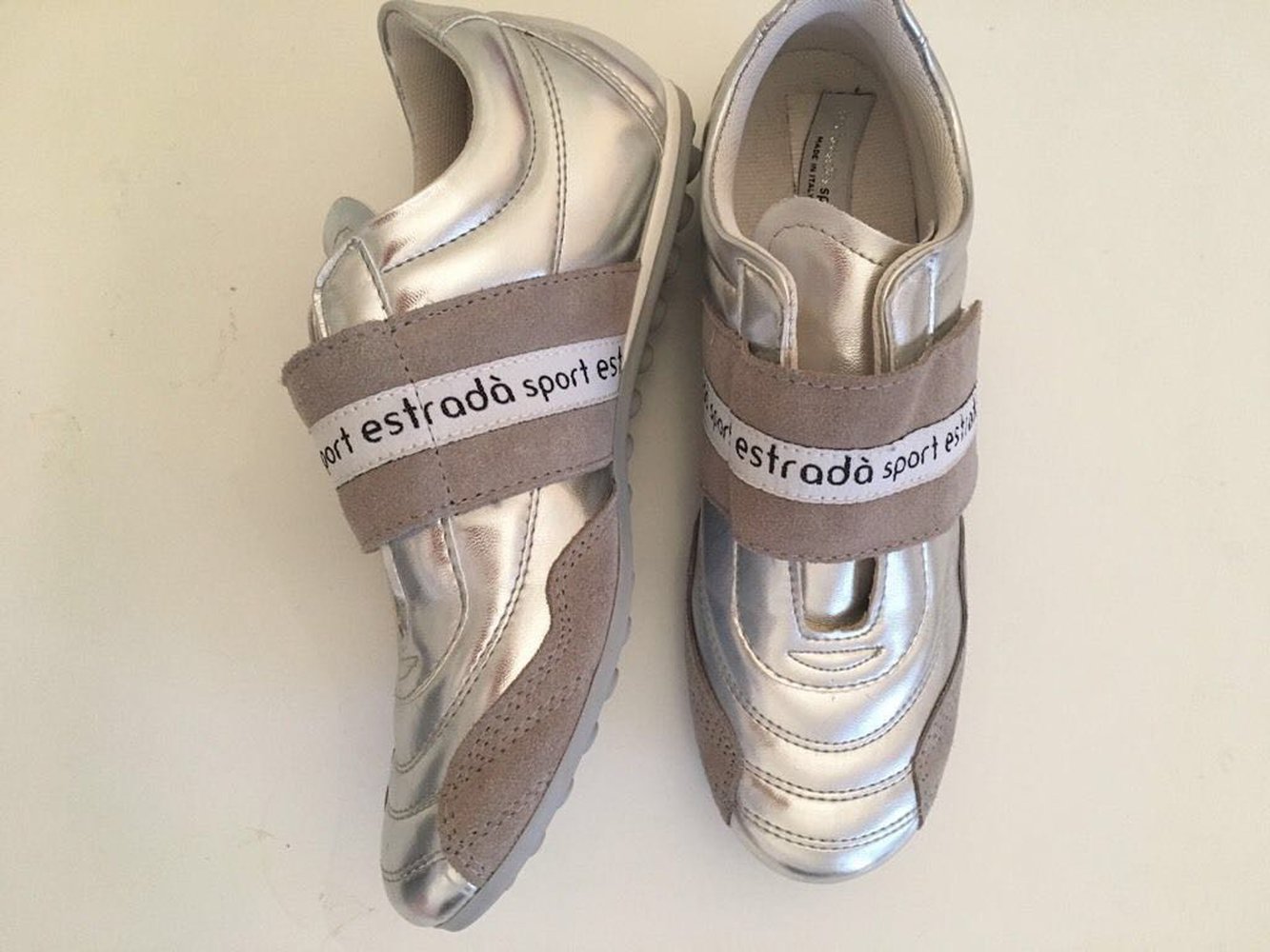 Silber Sneaker mit Klettverschluss und Noppensohle