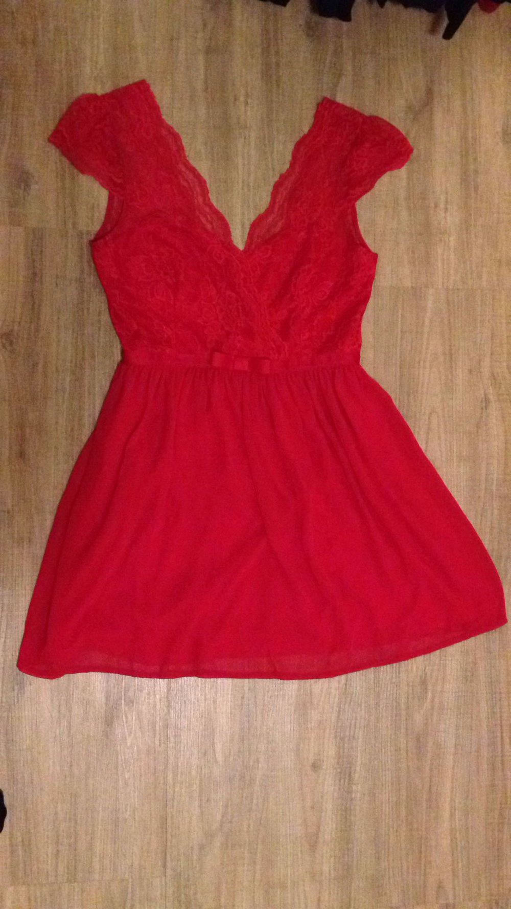 Rotes Kleid mit Spitze 