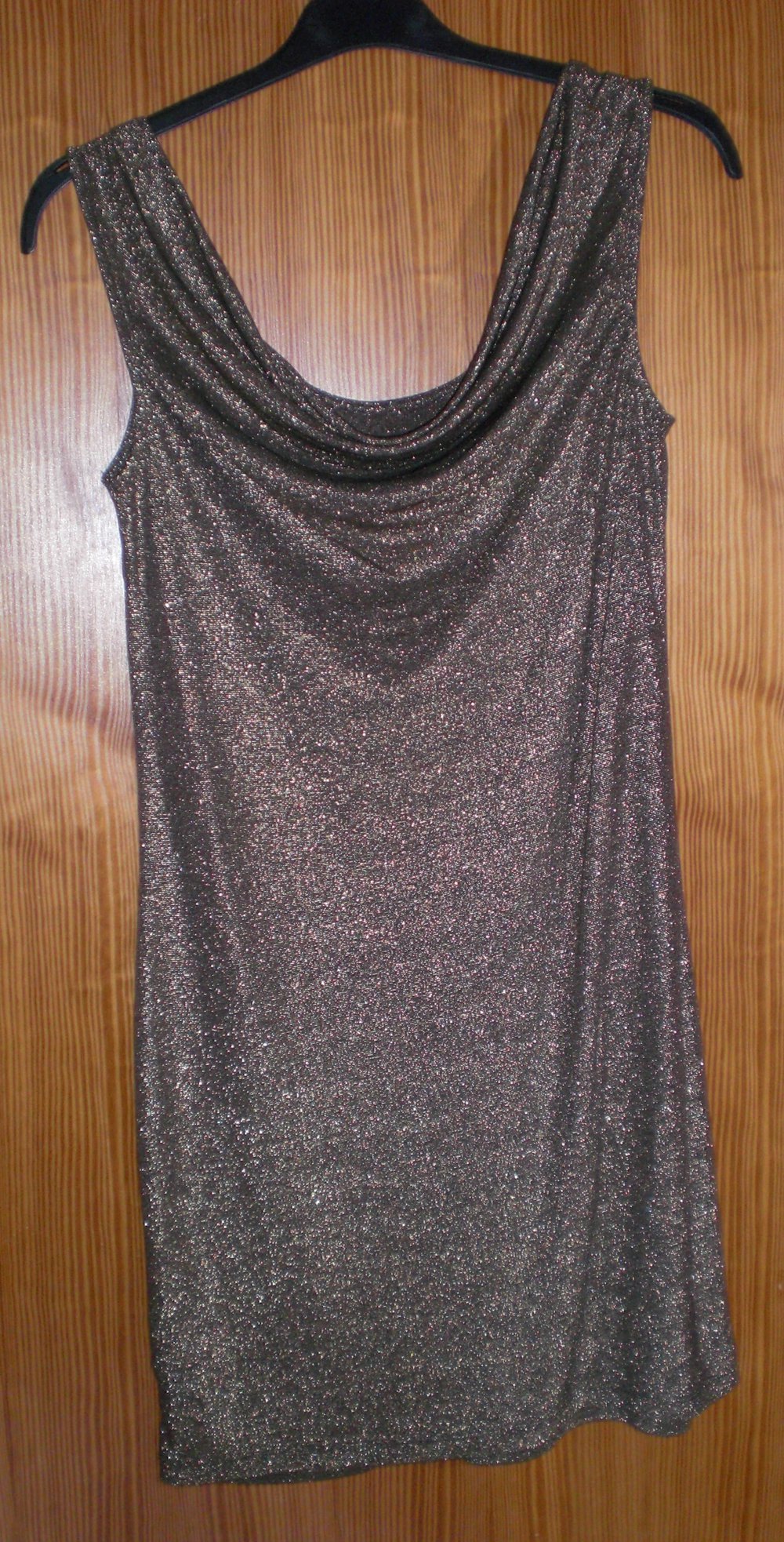 goldenes Kleid mit Wasserfall-Rücken