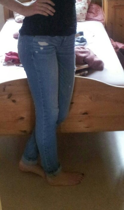 Enge Hollister-Jeans mit Löchern