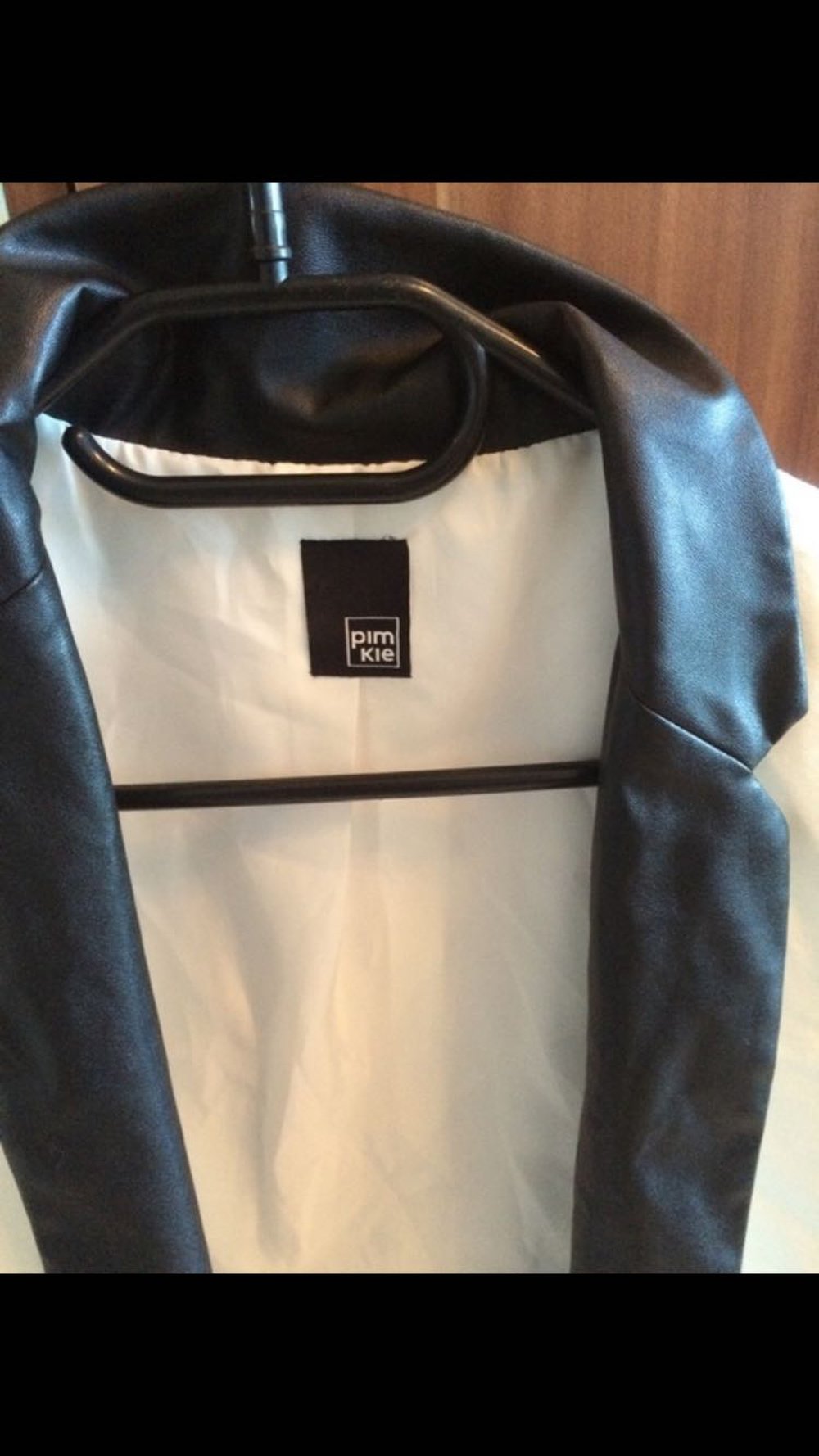 Weißer Blazer, Kragen lederoptik 