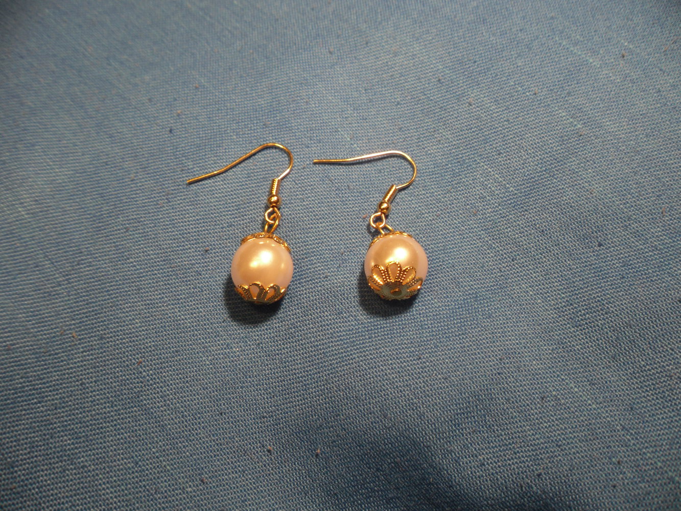 Hübsche goldene Ohrhänger mit weißen Perlen, ungetragen