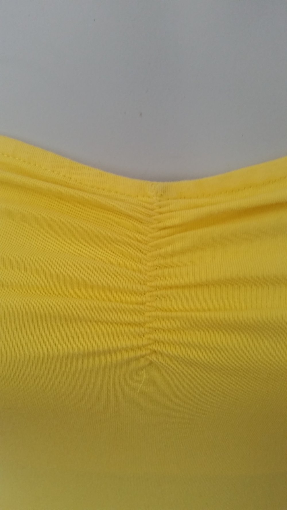 Gelbes kurzes Schlauch-kleid