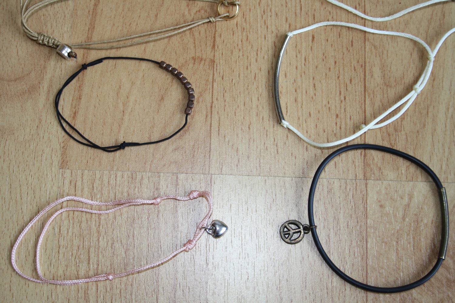 * Set 13 Armbänder Anhänger filigran