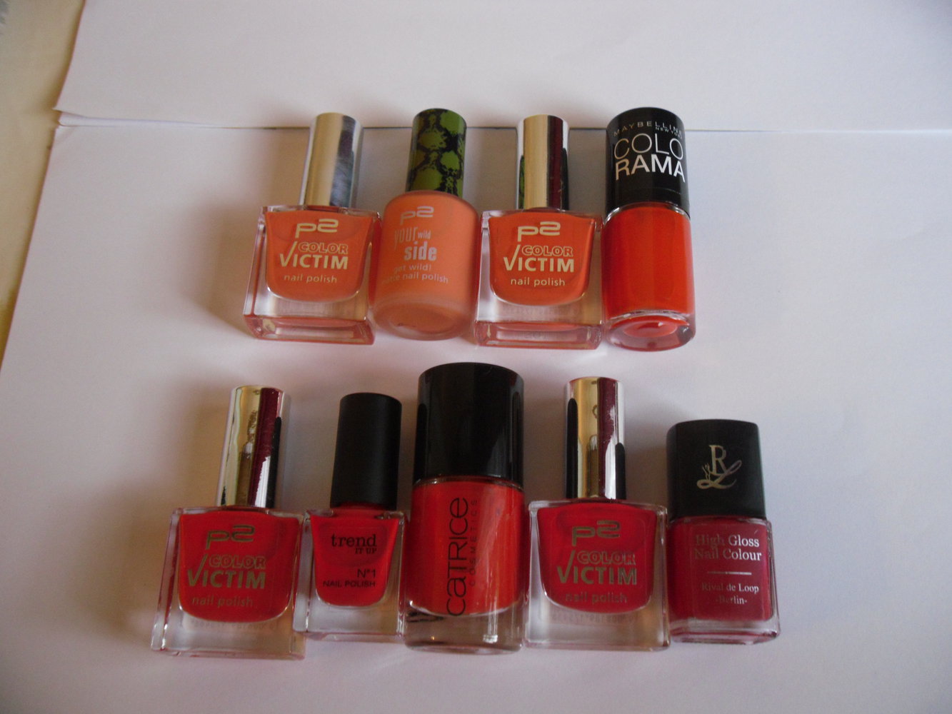 8 Nagellacke in verschiedenen Rot- und Orangetönen