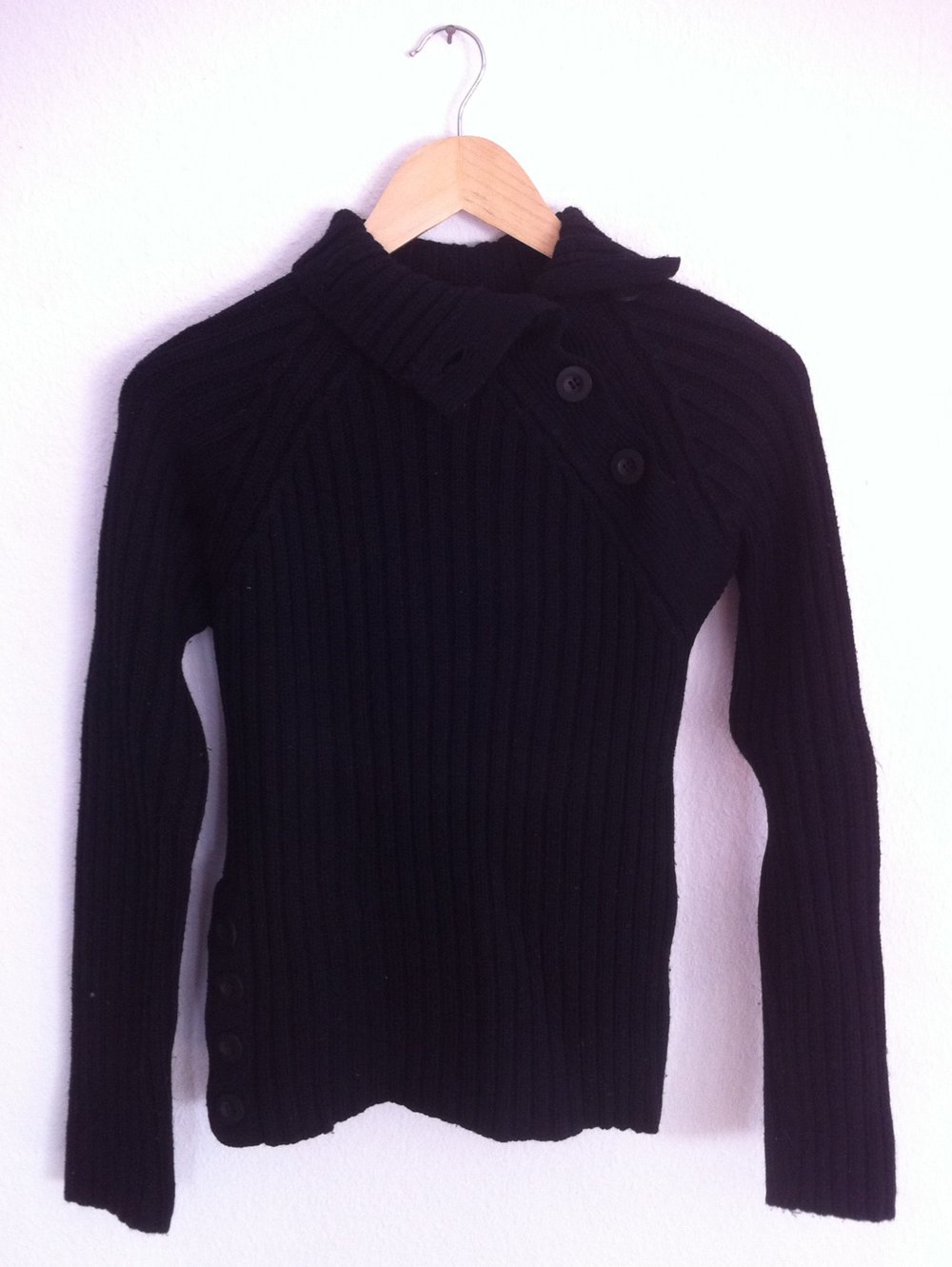 Strickpullover schwarz geknöpfter Kragen Knöpfe Knopfleiste Zopfstrick  Pullover Pulli kuschelig warm weich gestrickt bequem schlicht lässig basic Herbst Winter