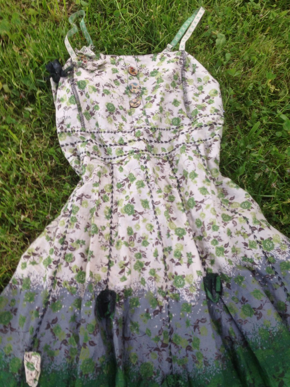Besonderes Sommerkleid mit Blumen