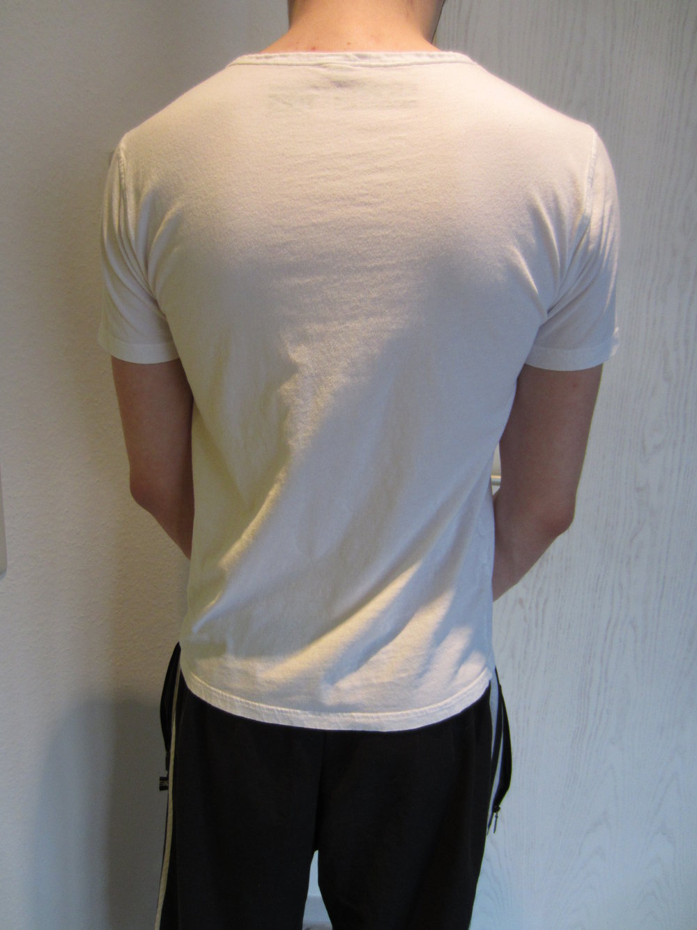 weißes T-Shirt mit V-Ausschnitt und Knöpfen