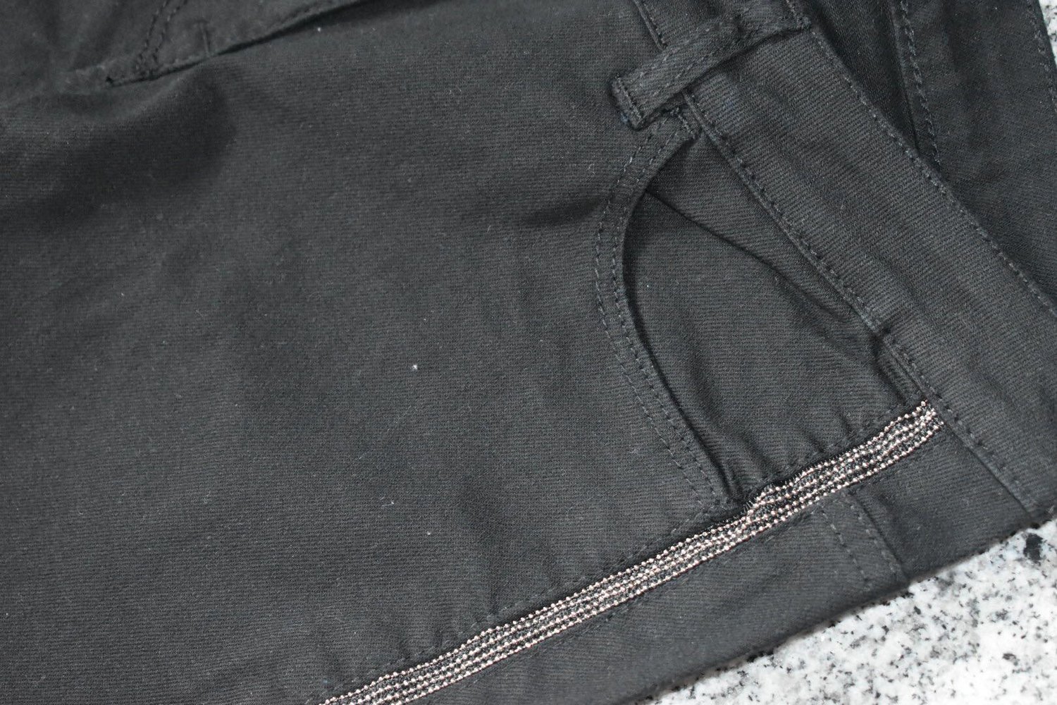 Verkaufe hose in schwarz mit glitzer streifen