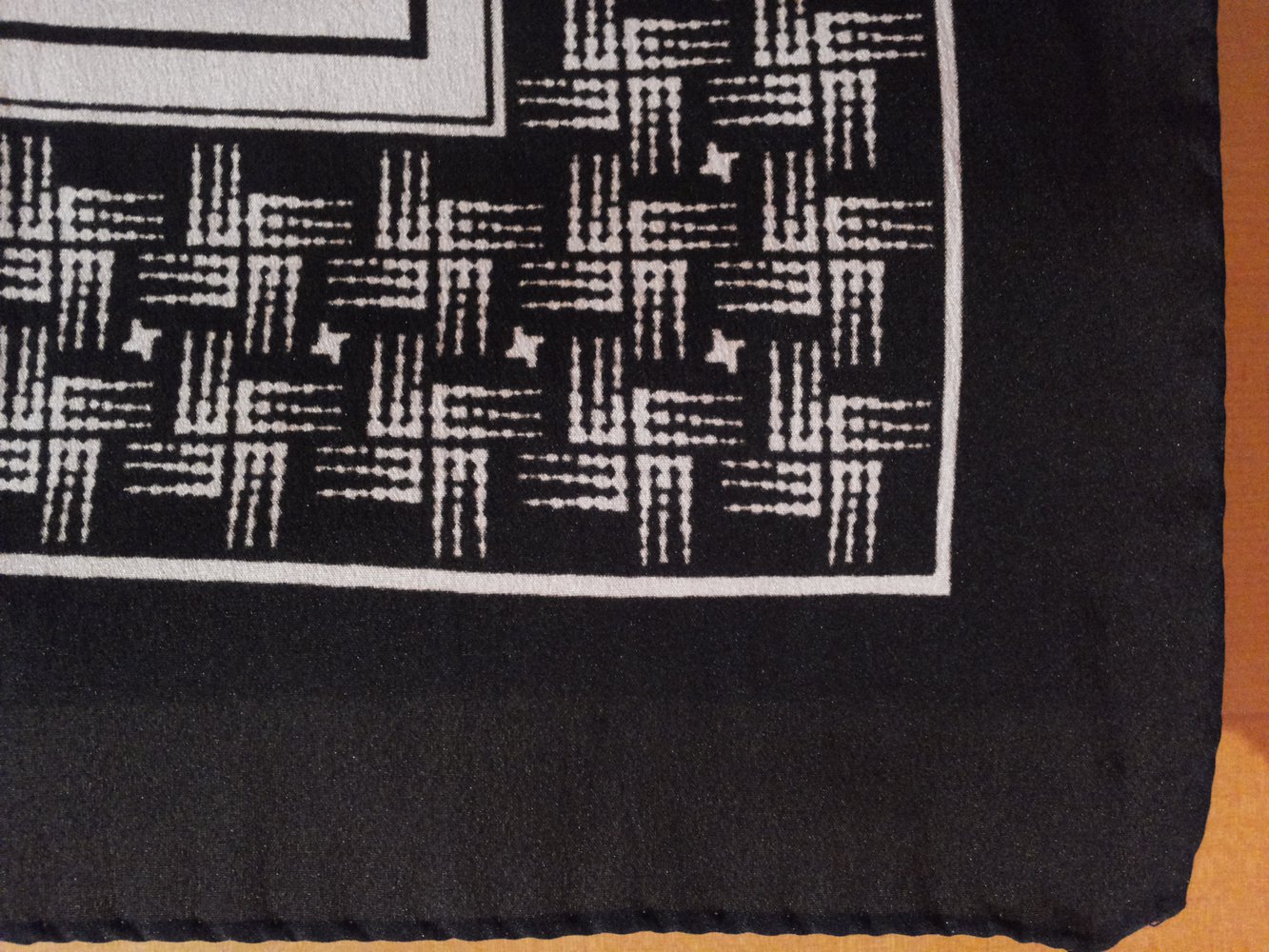 Schwarz-weißes Tuch