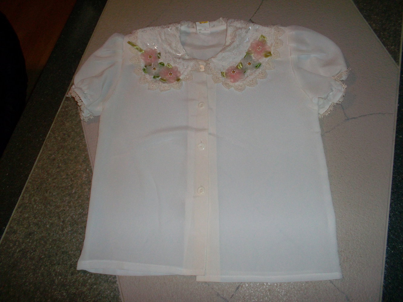 feine bluse,weiss mit blümchen am kragen,gr.128