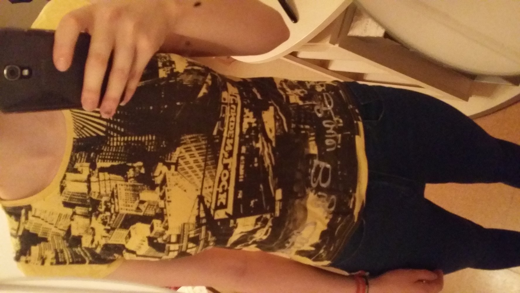 Gelbes Printshirt mit Glitzer 