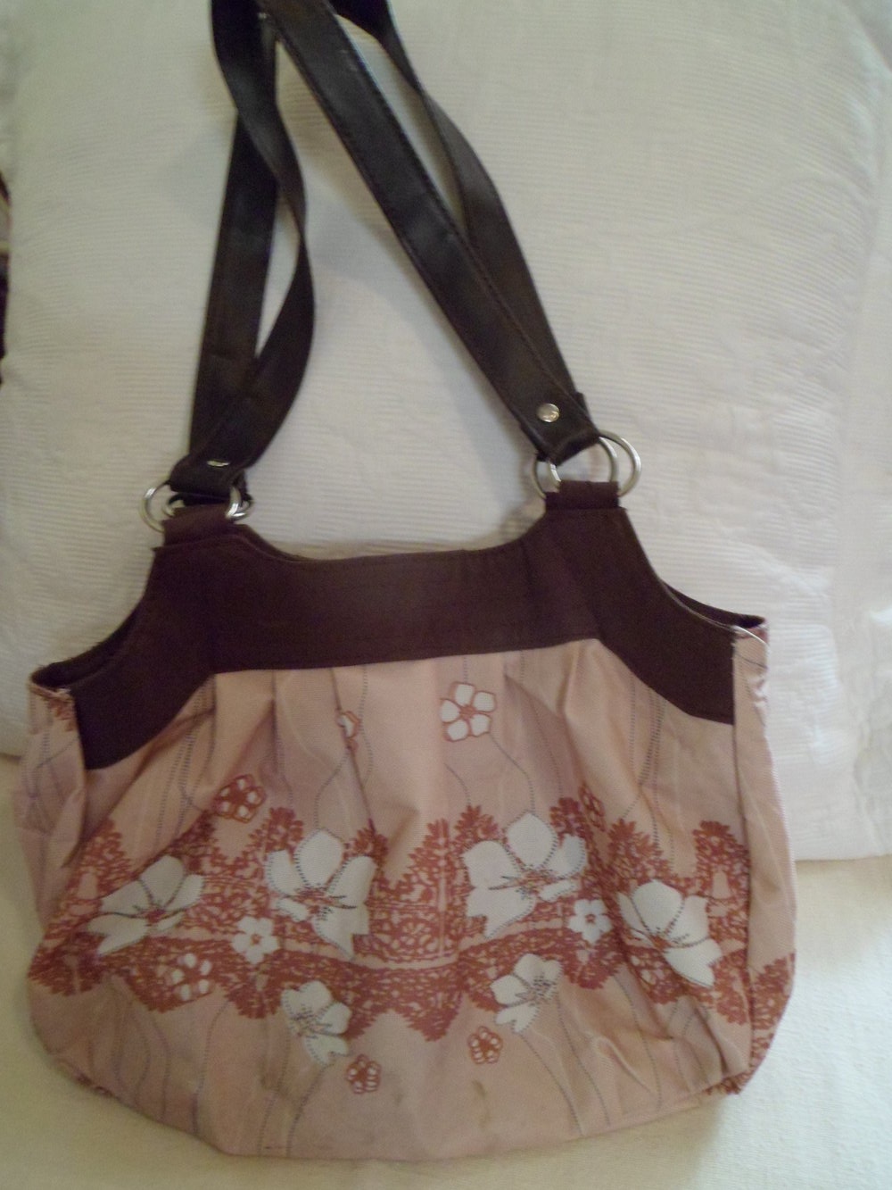 Hellbraune Handtasche mit Blumen, wie neu
