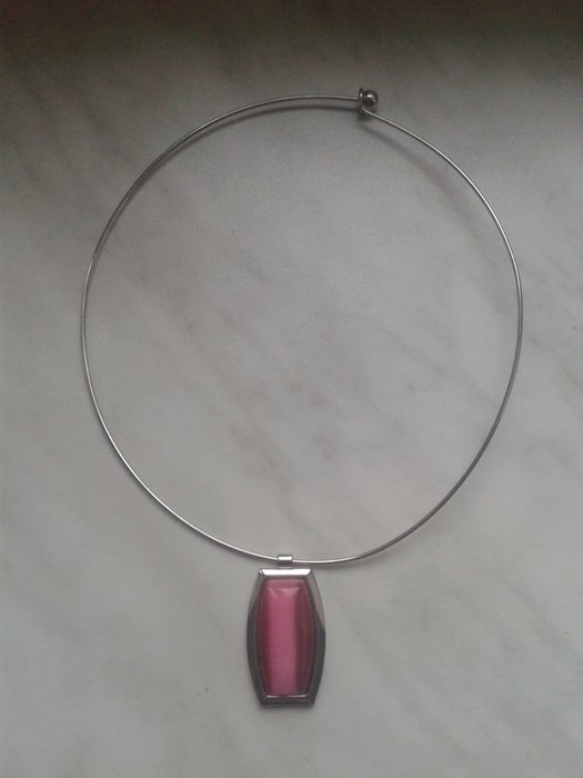 Kette mit rotem Stein