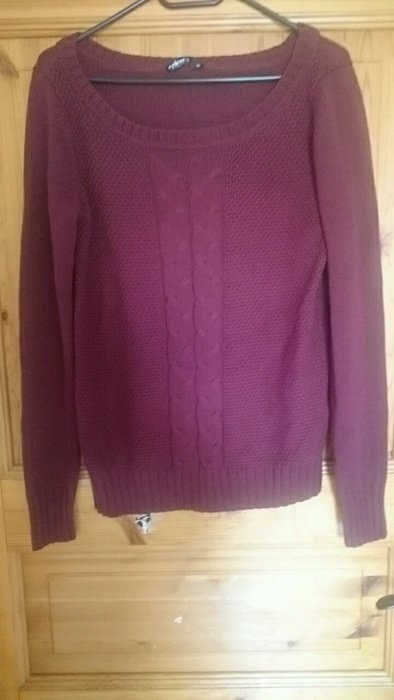 Weinroter Strickpullover mit Zopfmuster