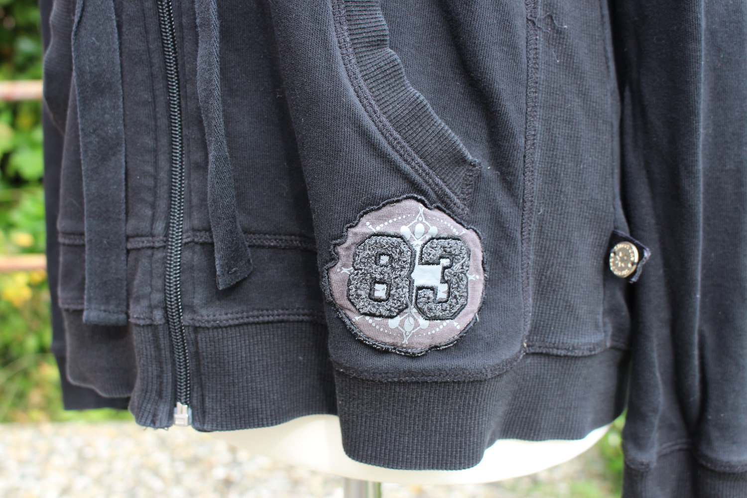 schwarzer Hoodie detaillreich