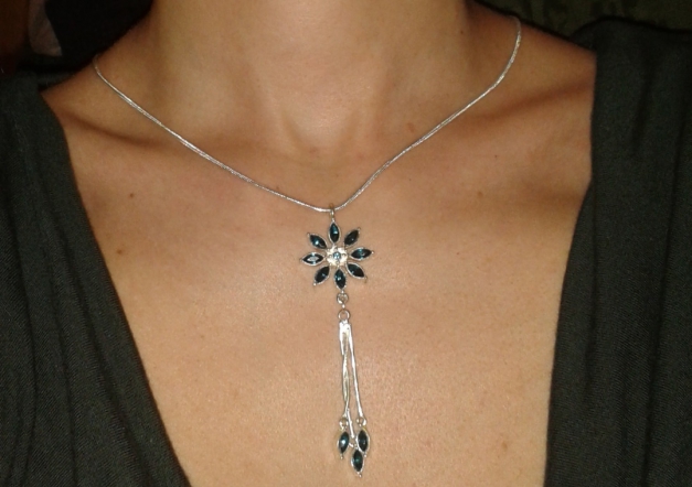 Schöne Kette mit Türkisen Steinen besetzt 