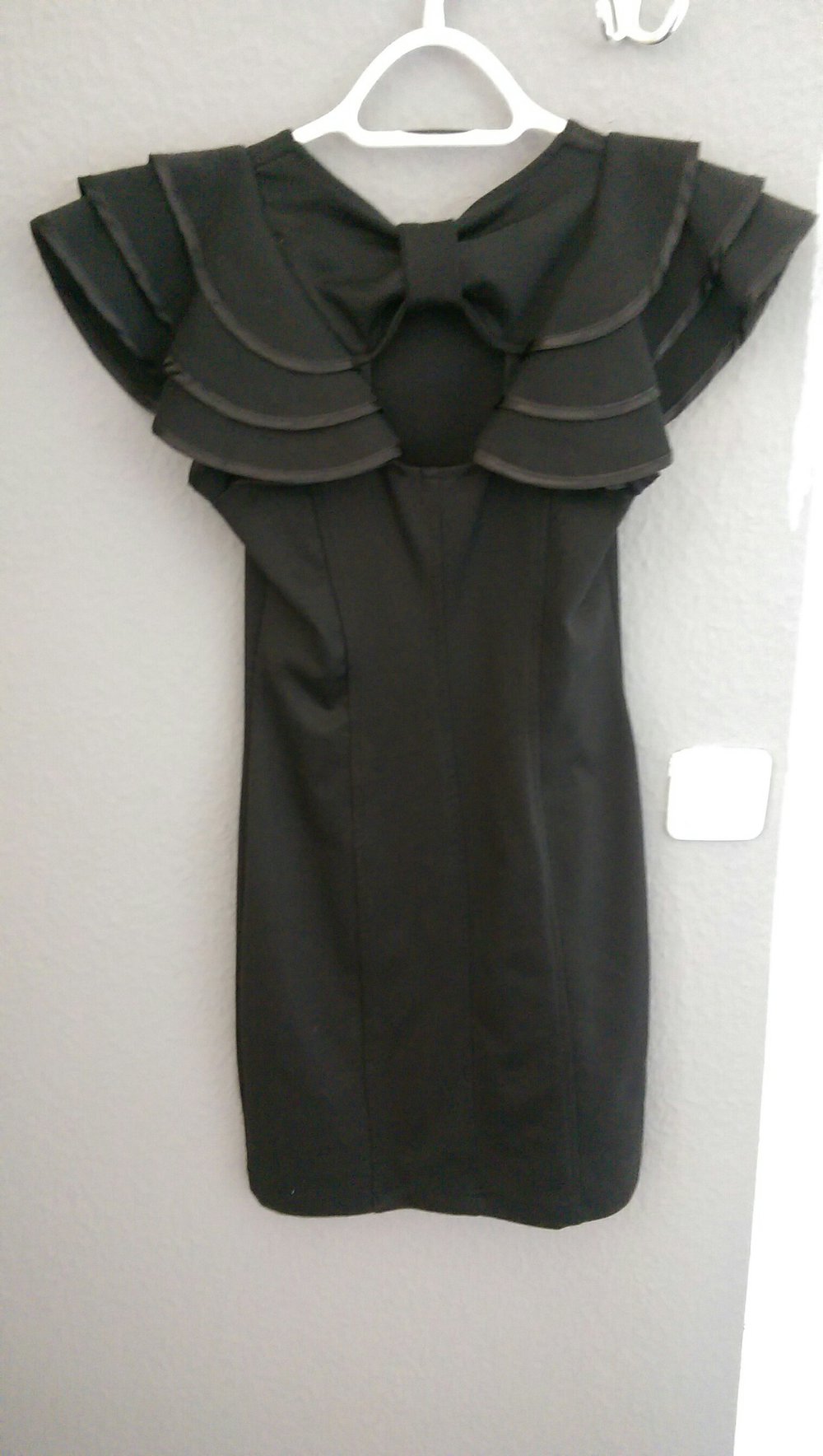 schwarzes Kleid mit auffälligen Ärmeln