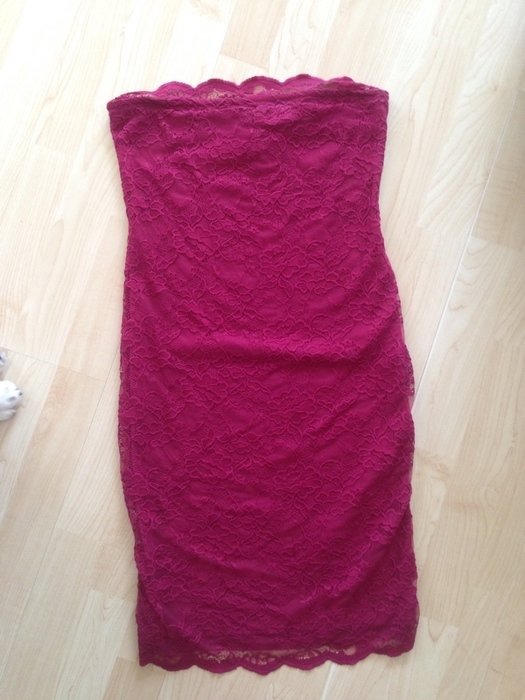Rotes Schlauchkleid aus Spitze