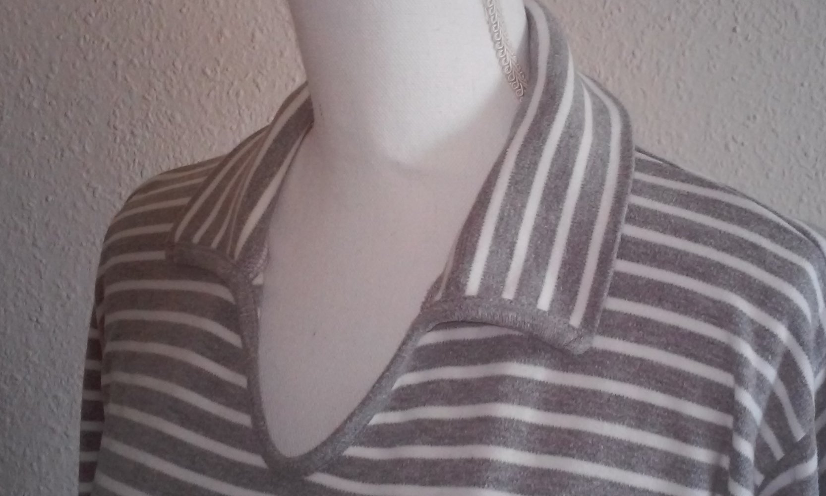 Sweatshirt Langarm Shirt Spitzkragen Pulli Sport Oberteil hellgrau