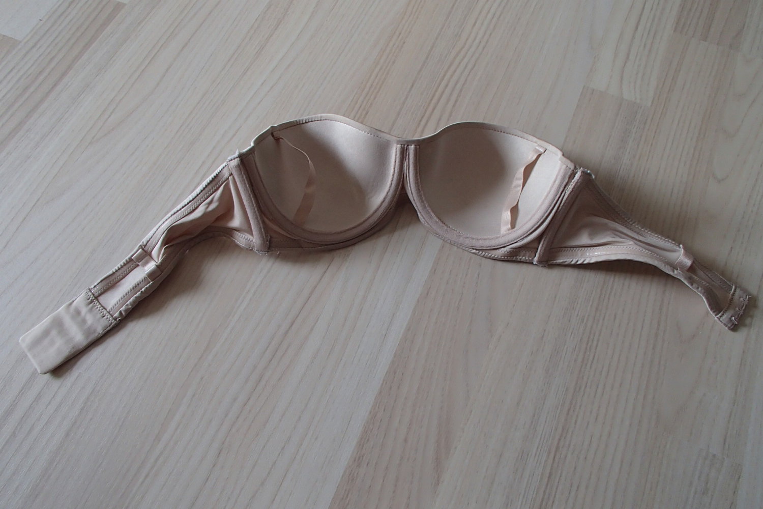 Hautfarbener BH mit abnehmbaren Trägern