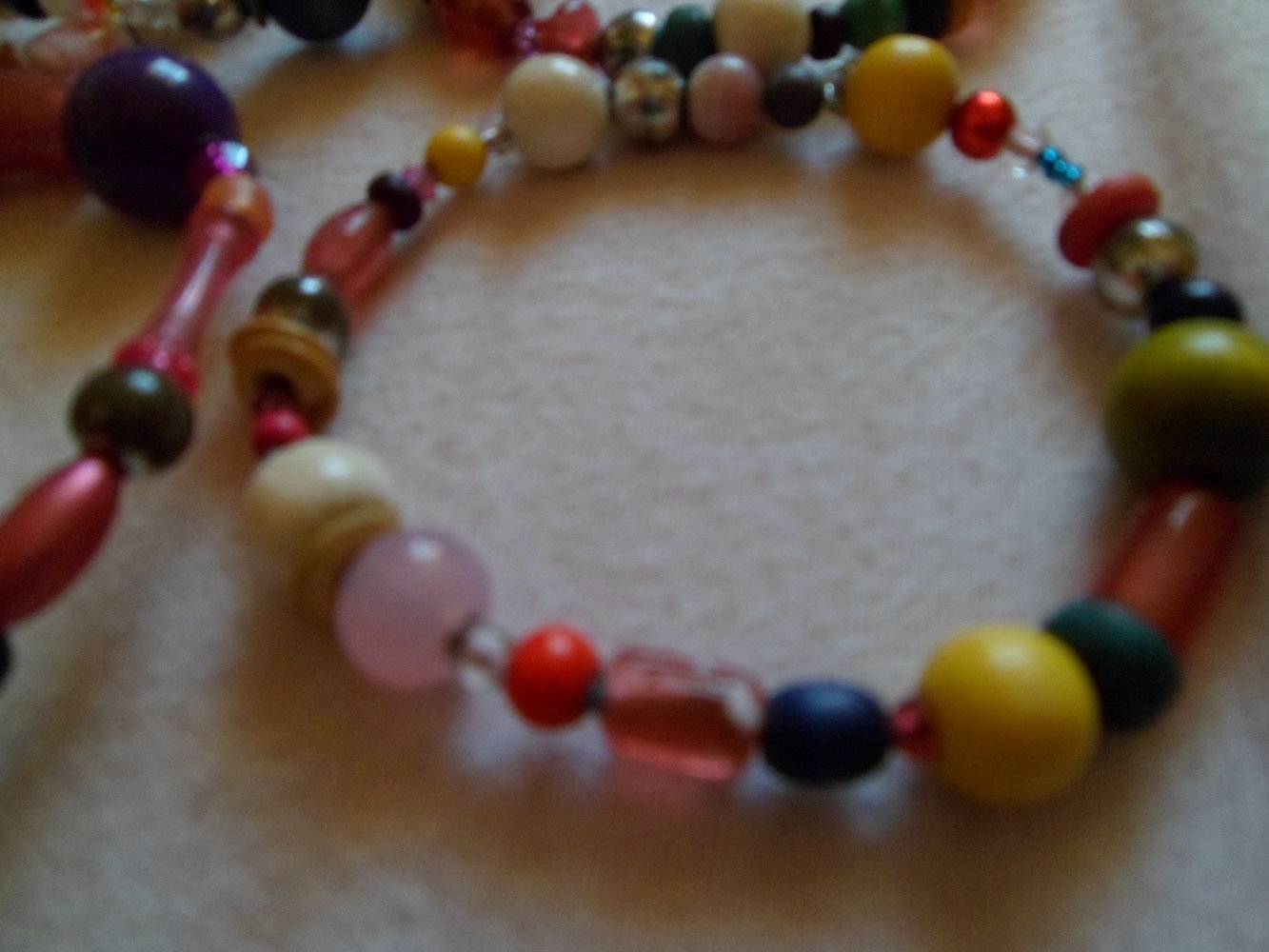 Bunte Armreifen aus Perlen